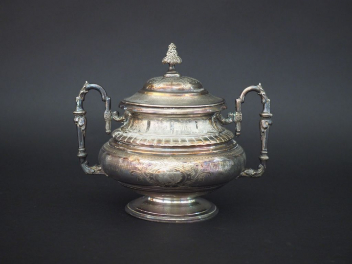 Sucrier Napoléon III en argent, à décor d'armoiries dans un cartouche 