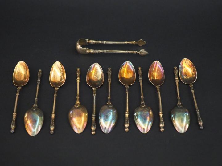 11 petites cuillères à café et une pince à sucre Napoléon III en verme