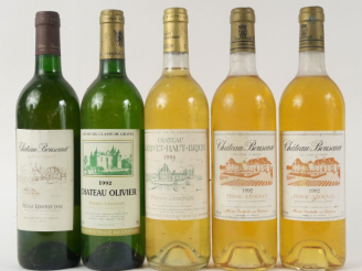 Vente aux enchères 5 BOUTEILLES GRAVES BLANC : 3 CHÂTEAU BOUSCAUT 1 de 1994 BG/2 de 1992 