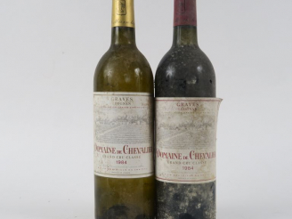 Vente aux enchères 2 BOUTEILLES DOMAINE DE CHEVALIER GCC GRAVES - 1984 : 1 ROUGE - 1 BLAN