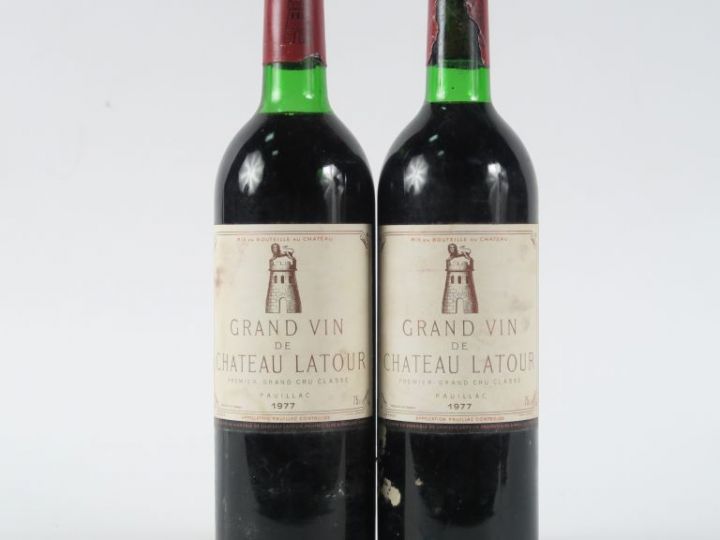 2 BOUTEILLES CHÂTEAU LATOUR 1er GCC PAUILLAC - 1977 - BG/1 CAPS AB