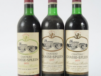 Vente aux enchères 3 BOUTEILLES CHASSE SPLEEN MOULIS : 1 de 1971 LB - 2 de 1977