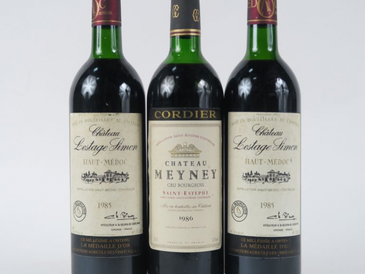 3 BOUTEILLES : 2 CHÂTEAU LESTAGE SIMON HAUT MEDOC 1985 (1 LB/1 HEP) - 
