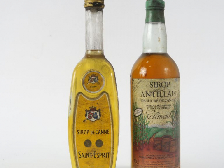 2 VIEILLES BOUTEILLES SIROP DE CANNE : 1 ST ESPRIT - 1 CLEMENT