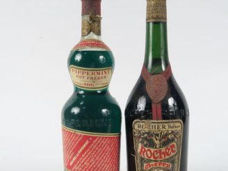 Vente aux enchères 2 VIEILLES BOUTEILLES : 1 CHERRY ROCHER - 1 PIPPERMINT 