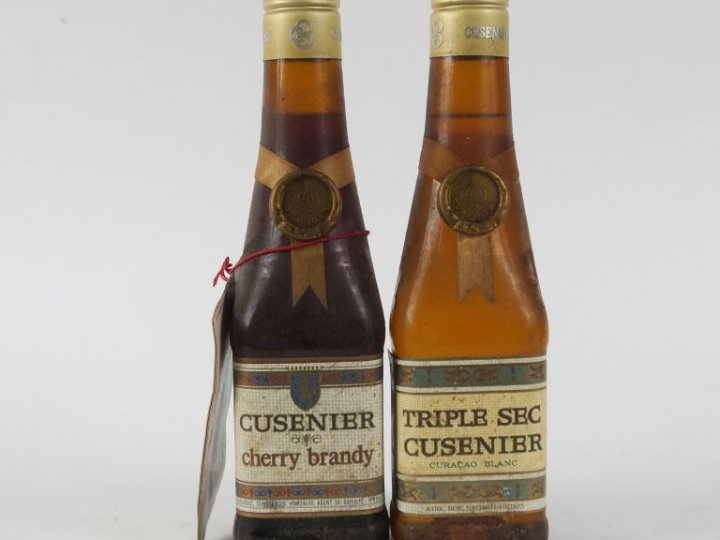 2 VIEILLES BOUTEILLES (35 cl) CUSENIER : 1 CHERRY BRANDY - 1 TRIPLE SE