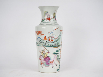 Vente aux enchères Vase en porcelaine et émaux famille rose décor de cavaliers, de joutes