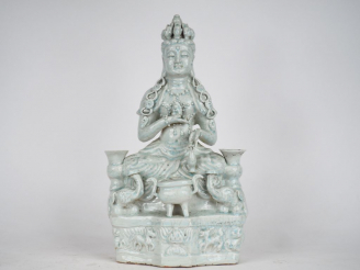 Vente aux enchères Statuette en porcelaine blanc de Chine assise en méditation tenant un 