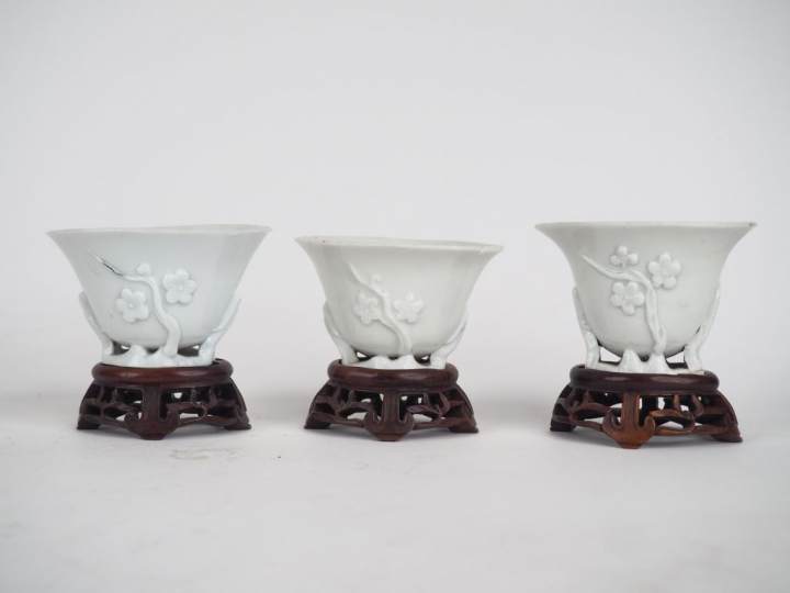 Trois petites coupes limatoires en porcelaine blanc de Chine décor mou