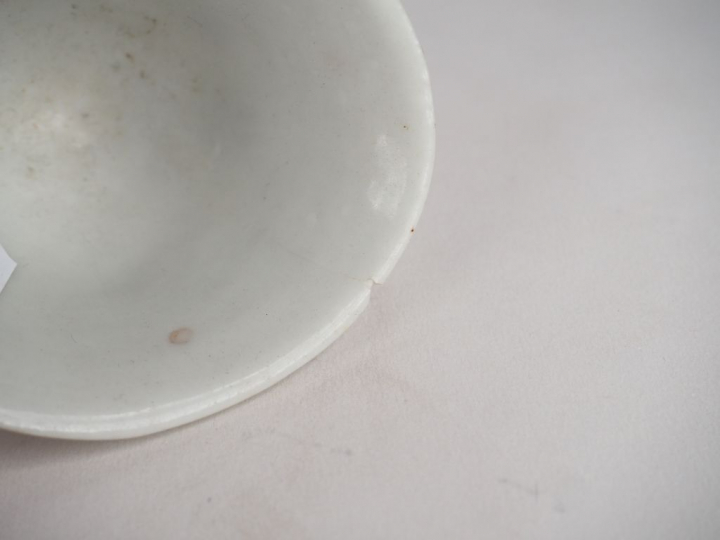 Trois petites coupes limatoires en porcelaine blanc de Chine décor mou