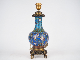 Vente aux enchères Pied de lampe début XIXème en émaux polychromes cloisonnés polychromes