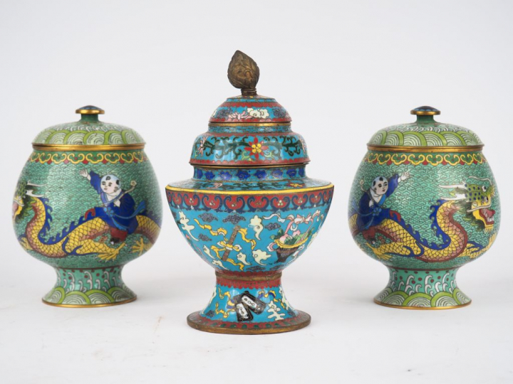 Lot comprenant deux coupes couvertes et un vase en émaux cloisonnés su