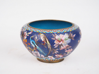 Vente aux enchères Bassin en émaux cloisonnés sur cuivre, décor polychrome d'oiseaux foha