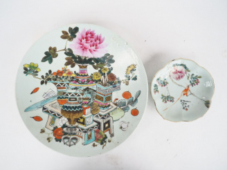 Vente aux enchères Lot comprenant un plat en porcelaine famille rose décor d'objets mobil