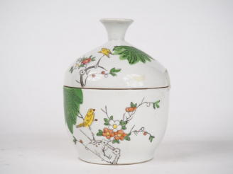 Vente aux enchères Petit bouillon couvert en porcelaine et émaux famille rose à décor d'o
