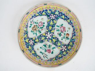 Vente aux enchères Importante coupe en porcelaine famille rose décor de motifs de fleurs 