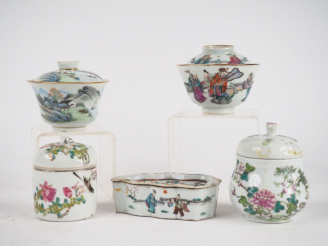Vente aux enchères Lot comprenant deux coupes couvertes, 2 vases couverts, une cage à cri