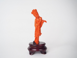 Vente aux enchères Statuette en corail "jeune femme tenant un pan de sa robe"  Chine vers