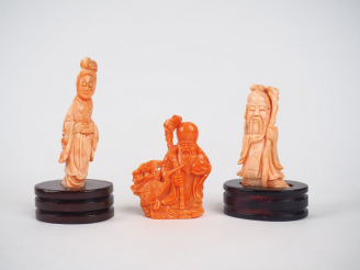 Vente aux enchères 3 différentes statuettes en corail rosé Chine vers 1930 Poids : 145 g 