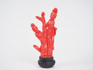 Vente aux enchères Sujet en corail sculpté Chine vers 1930 "deux jeunes filles" Poids : 2