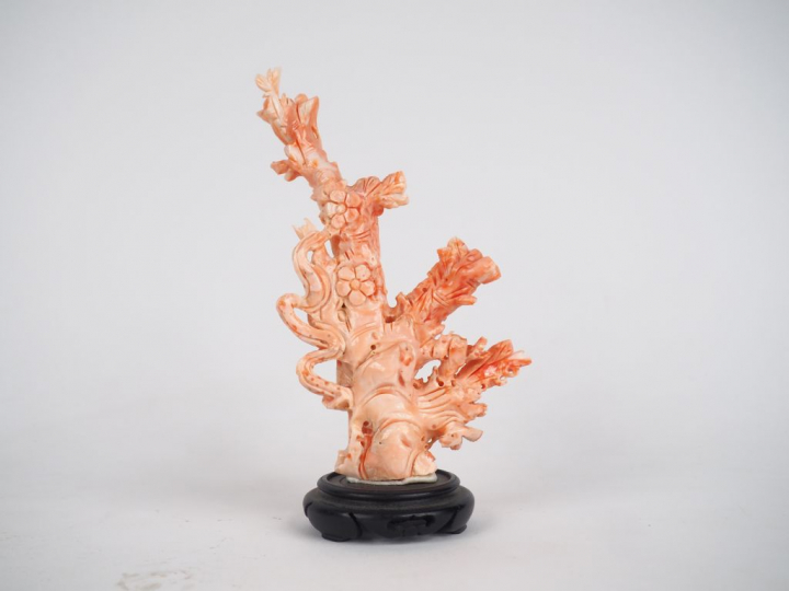 Statuette en corail couleur rosé Chine vers 1930 "jeune fille présenta