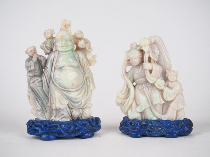 Deux statuettes en opaline représentant un buddai et une divinité fémi