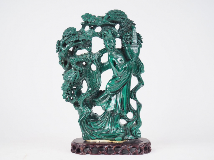 Groupe en malachite représentant une déesse du printemps tenant un pan