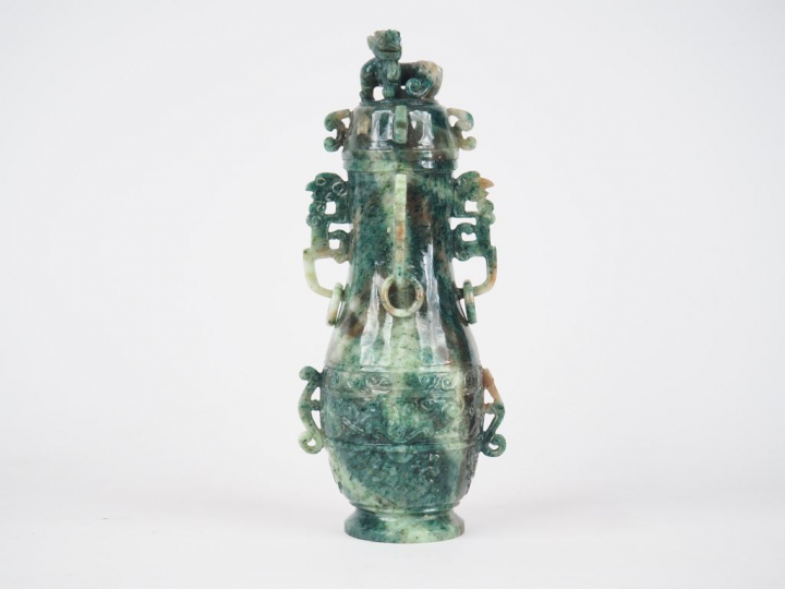 Vase couvert balustre en serpentine décor de motifs archaisants Chine 