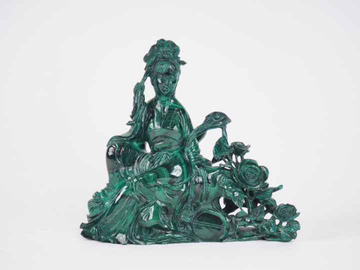 Statuette en malachite "jeune femme assise tenant un éventail". Chine 
