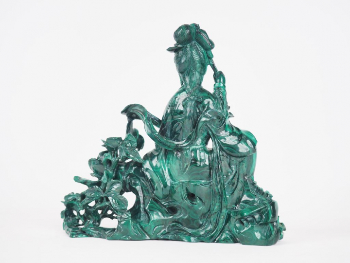 Statuette en malachite "jeune femme assise tenant un éventail". Chine 