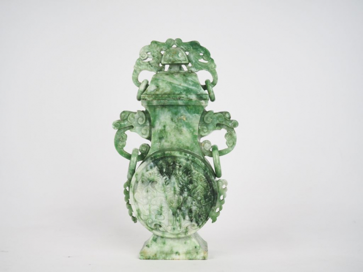 Vase quadrangulaire en serpentine sculptée de tete de dragons Chine ve