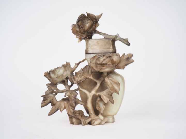 Chine, XXe siècle, Vase couvert en serpentine sculpté d'un pivoinier e