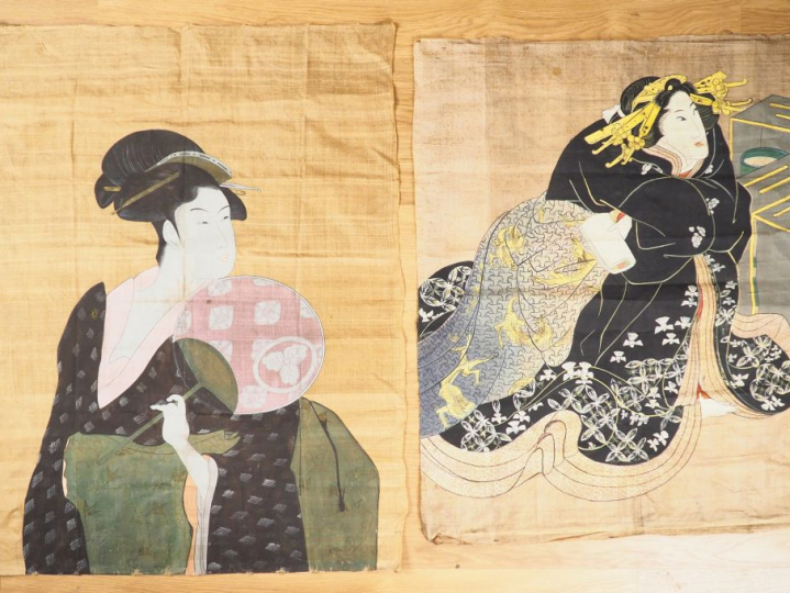 2 peintures sur soie figurant deux jeunes femmes dont une tenant un ma
