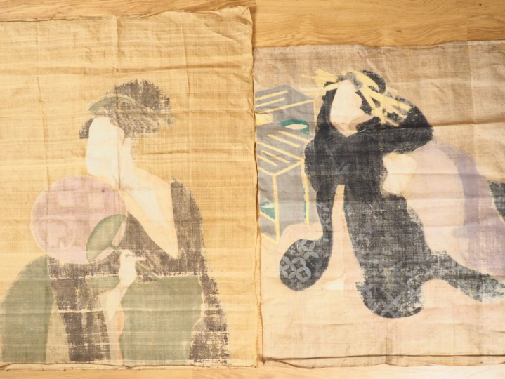 2 peintures sur soie figurant deux jeunes femmes dont une tenant un ma