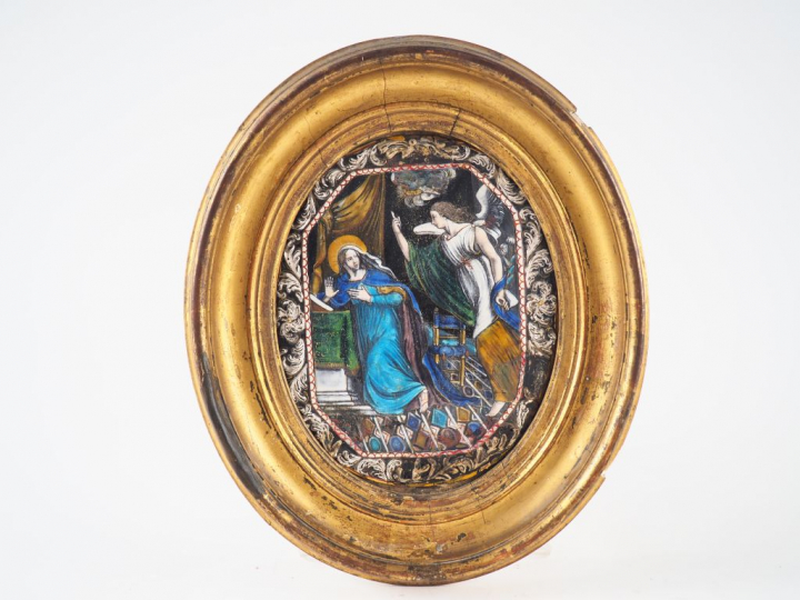 Plaque en émail peint de forme ovale polychrome avec rehauts d’or repr