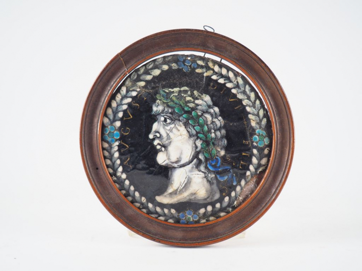 Deux plaques circulaires en émail peint polychrome avec rehauts d’or r