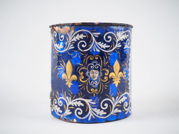 Gobelet en émail peint polychrome à décor d’un buste de femme dans un 