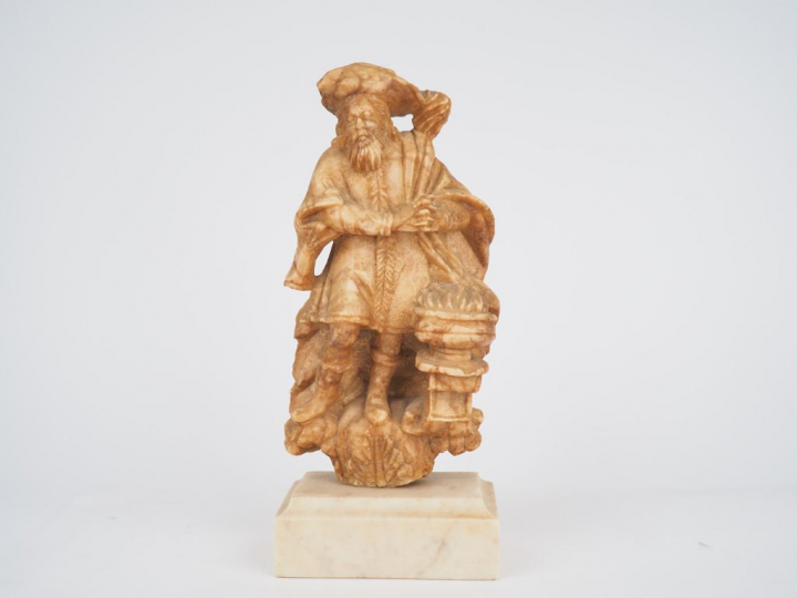 Allégorie de l’Hiver en albâtre sculpté en applique. Coiffé d’un chape