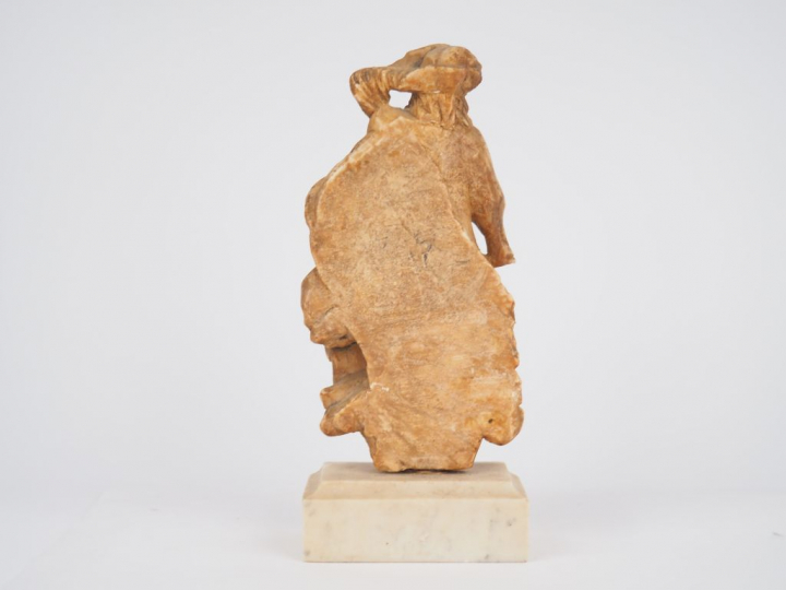 Allégorie de l’Hiver en albâtre sculpté en applique. Coiffé d’un chape