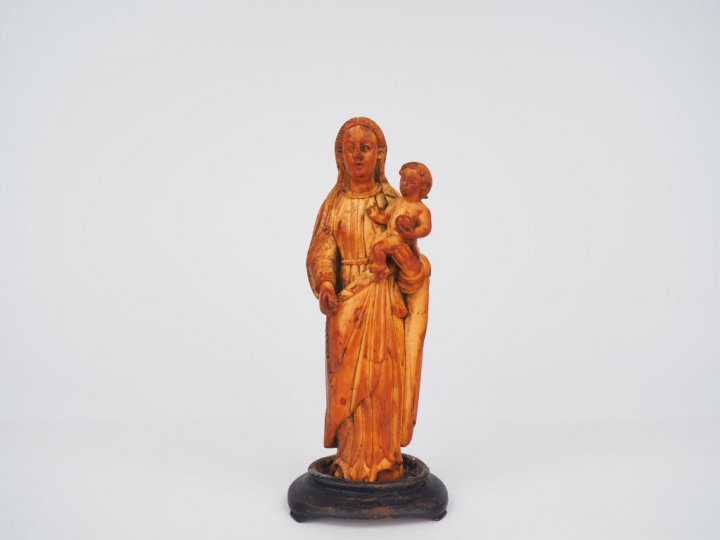 Vierge à l’Enfant en ivoire sculpté en ronde-bosse. Marie est vêtue d’