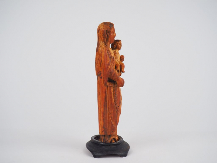 Vierge à l’Enfant en ivoire sculpté en ronde-bosse. Marie est vêtue d’