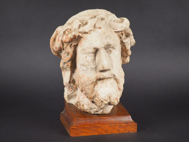252.	Tête de Christ en pierre calcaire sculptée avec restes de polychr