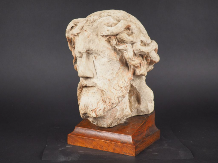 252.	Tête de Christ en pierre calcaire sculptée avec restes de polychr
