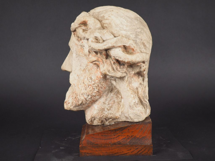 252.	Tête de Christ en pierre calcaire sculptée avec restes de polychr