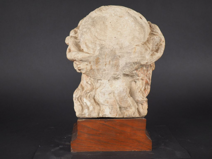 252.	Tête de Christ en pierre calcaire sculptée avec restes de polychr
