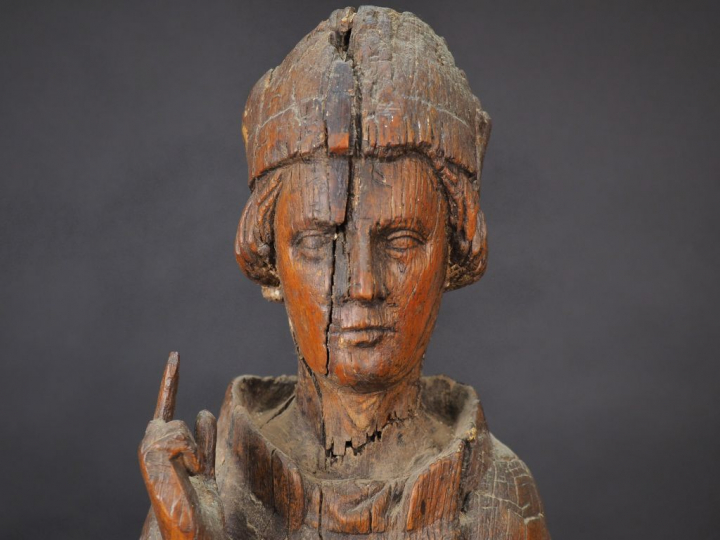 Saint Evêque en chêne sculpté. Nord de la France, vers 1320 Hauteur : 