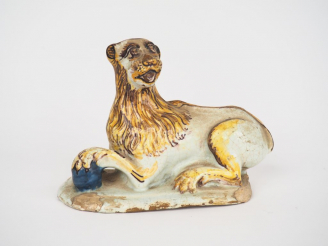 Vente aux enchères Sujet XVIIème en faïnce polychrome de Delft "Lion". Dim. 10 x 14 x 7 c