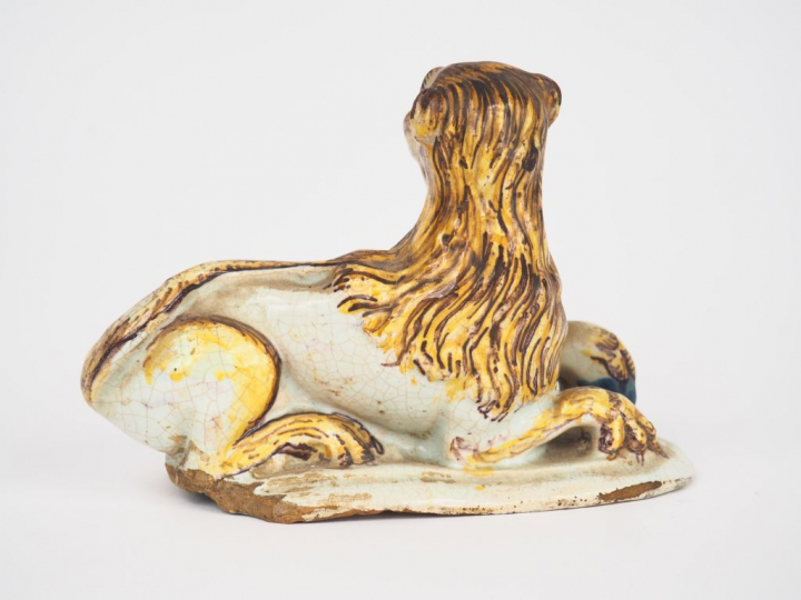 Sujet XVIIème en faïnce polychrome de Delft "Lion". Dim. 10 x 14 x 7 c