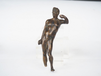 Vente aux enchères Sujet Renaissance en bronze "personnage à l'antique". Dim. 10,5 x 4,5 