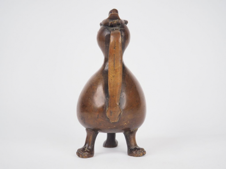 Aquamanile en bronze patiné. Panse portant l’inscription DEUS ET LVMEN